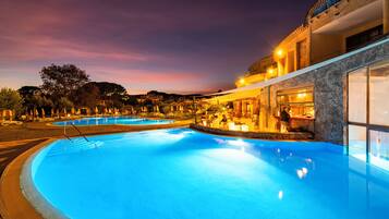 2 piscinas al aire libre, sillones reclinables de piscina