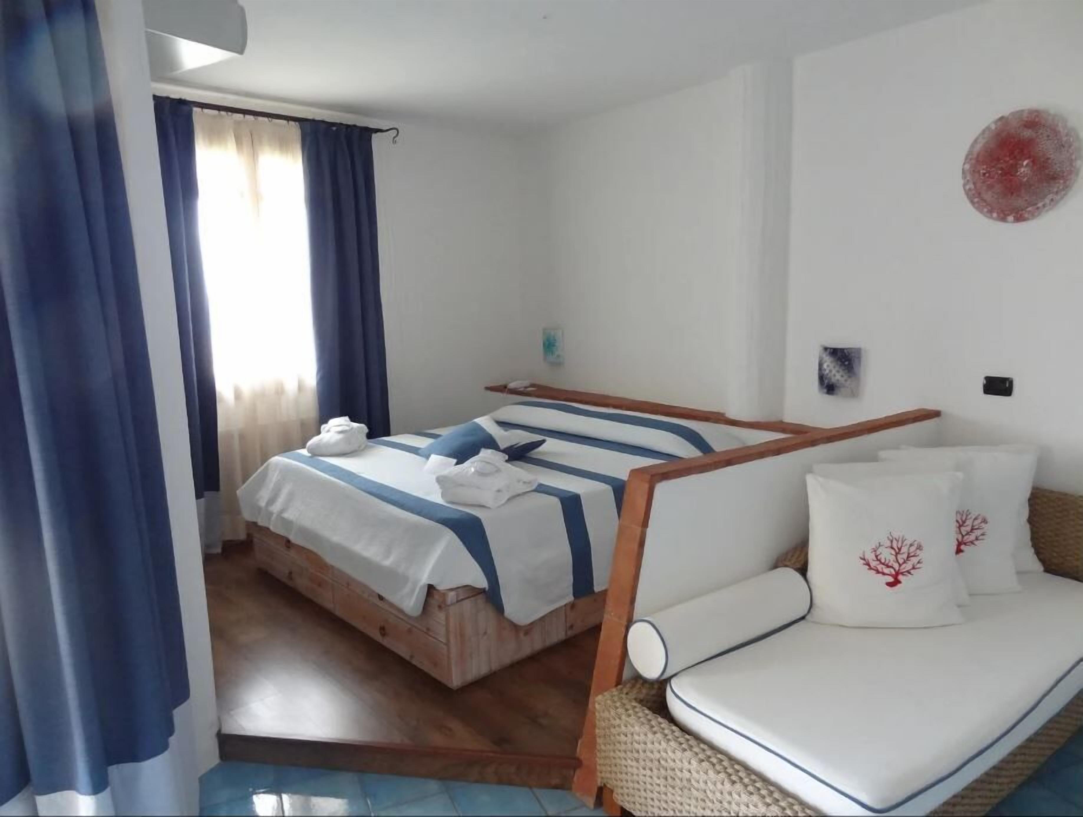 Suite estándar, 1 habitación, no fumadores, balcón | Caja fuerte, escritorio, cortinas opacas y ropa de cama