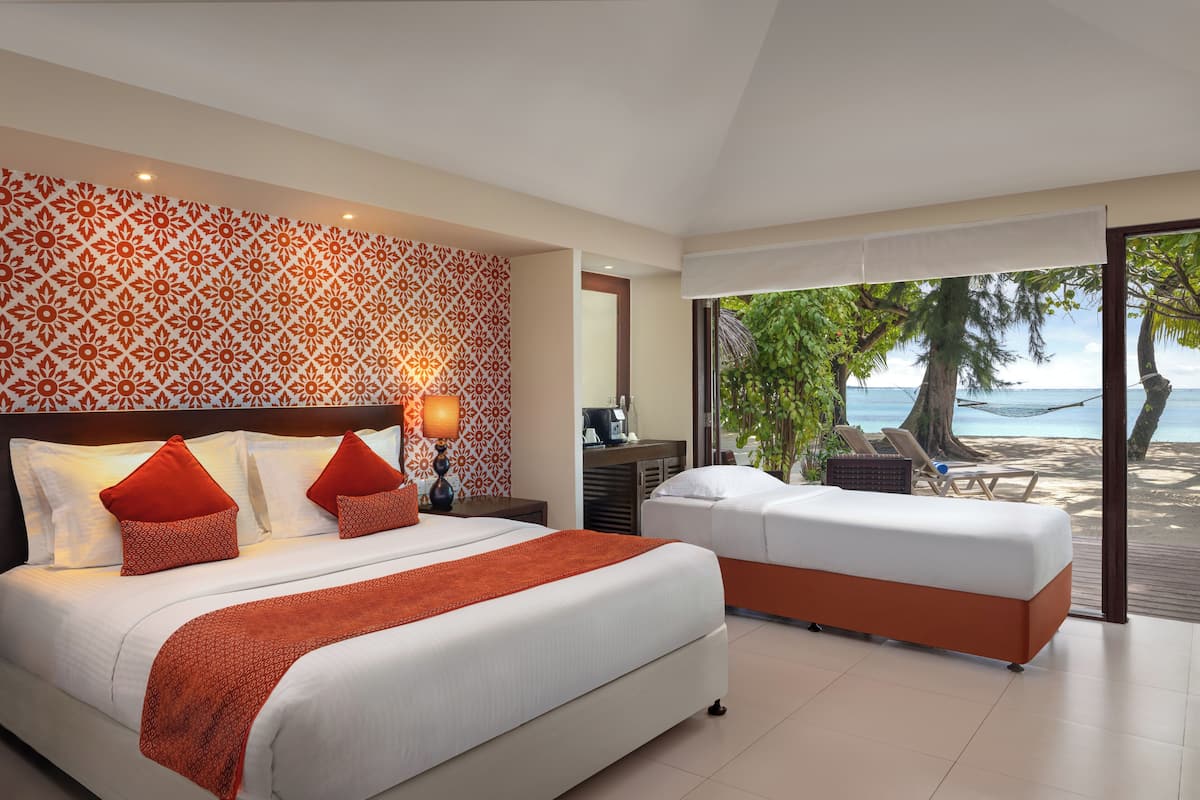Beach Villa with Premium All inclusive | 1 sovrum, duntäcken, minibar och värdeförvaringsskåp på rummet