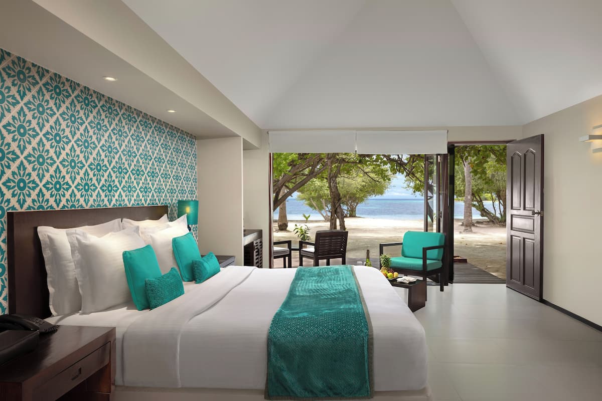 Deluxe Beach Villa with Premium All Inclusive | 1 sovrum, duntäcken, minibar och värdeförvaringsskåp på rummet