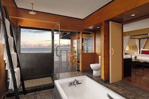 Villa (Sunrise Ocean,Enjoy Free Upgrade) | Salle de bain | Articles de toilette de luxe, sèche-cheveux, chaussons