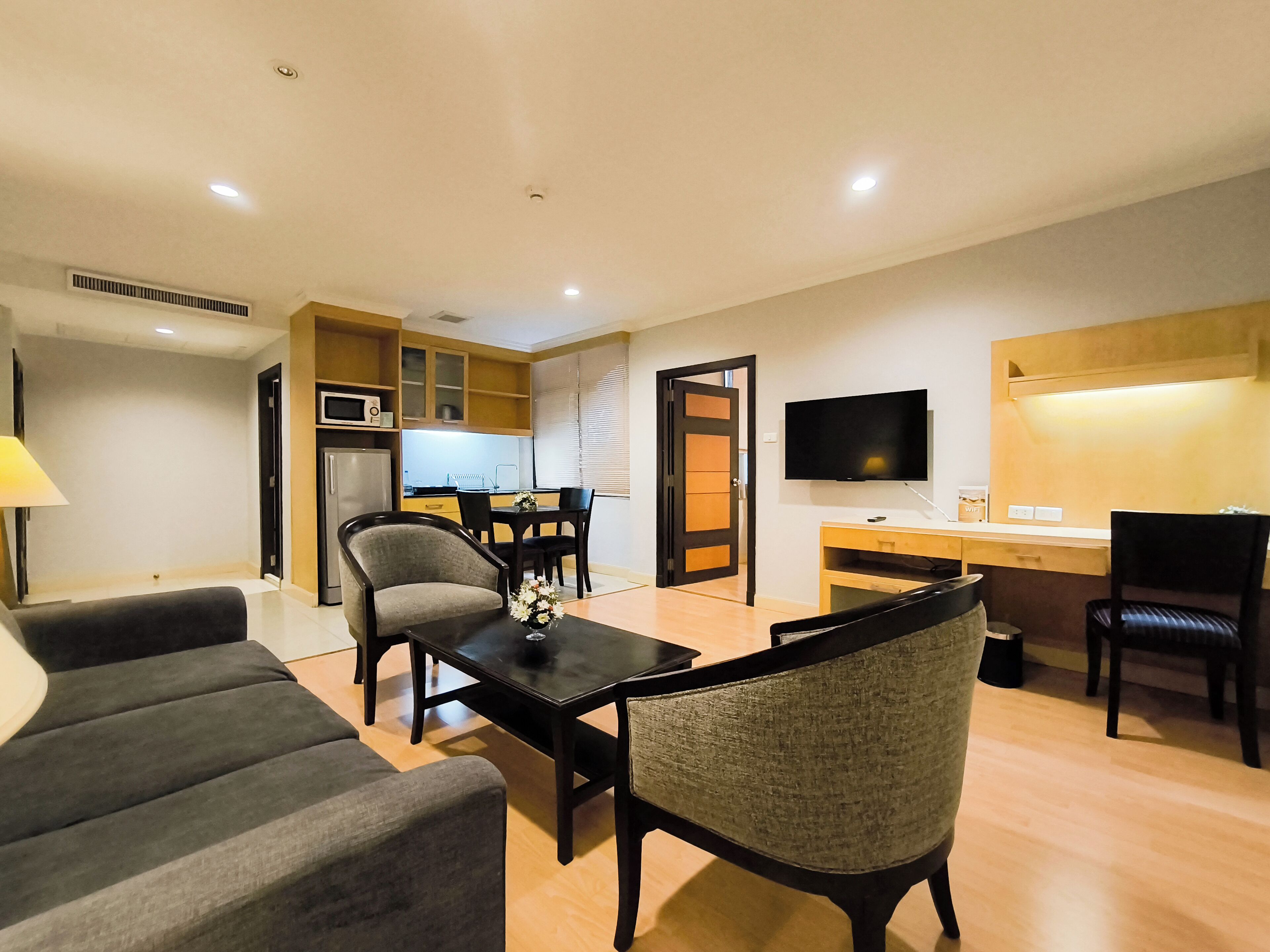 One Bedroom Suite | 迷你吧、客房内保险箱、办公桌、笔记本电脑工作区