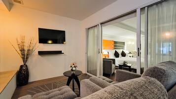 Luxury Jacuzzi Suite | Frigobar, cofres nos quartos, escrivaninha