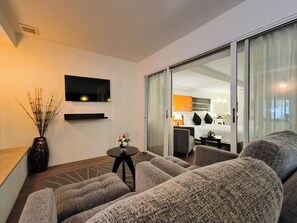 Minibar, in-room safe, desk, laptop workspace - The Key Sukhumvit Bangkok (Bangkok)