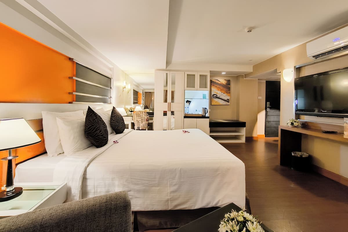 Luxury Jacuzzi Suite | 1 間臥室、迷你吧、客房內保險箱、書桌