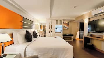 Luxury Jacuzzi Suite | 1 間睡房、迷你吧、房內夾萬、書桌