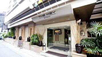 住宿正面 (夜晚)