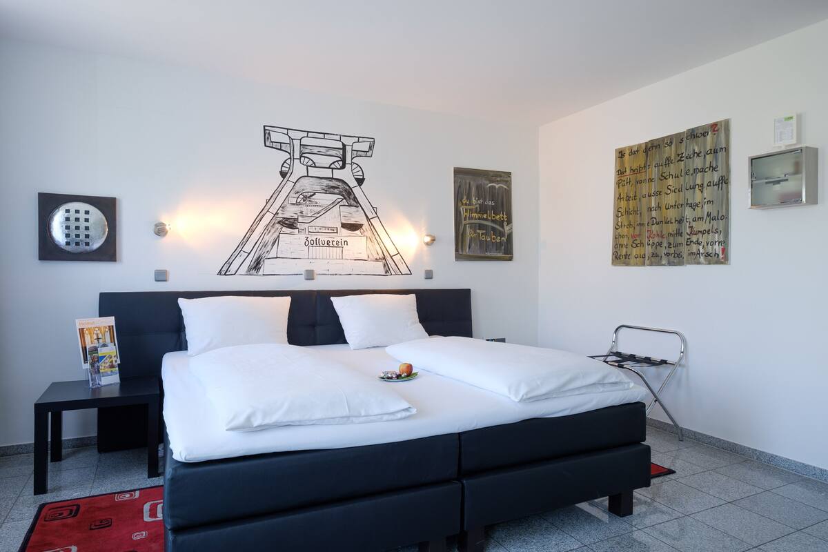 standard double room | 1 bedroom, hypo-allergenic bedding, in-room safe, desk