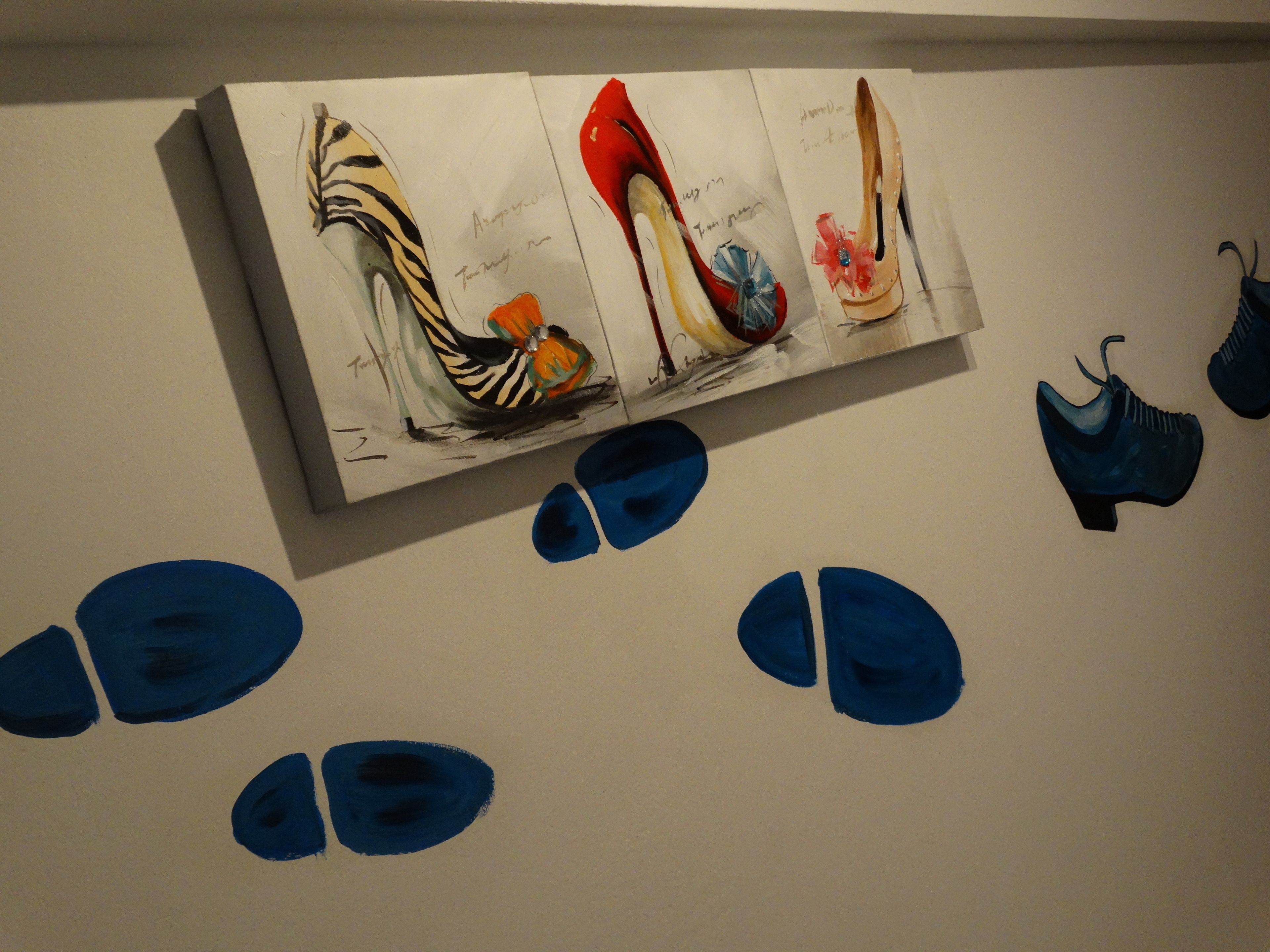 Pintura de sapatos numa parede.