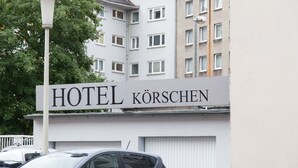 Señal de hotel con el nombre 