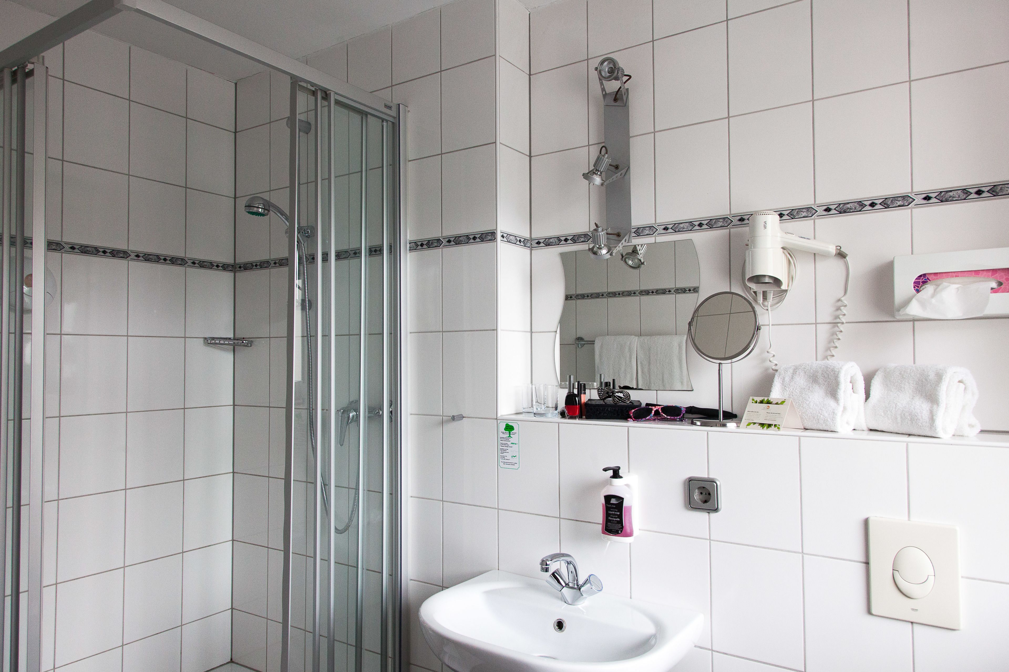 standard double room | bathroom | free toiletries, hair dryer, bathrobes, slippers