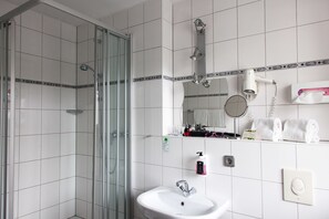 Ducha, artículos de higiene personal gratuitos y secador de pelo