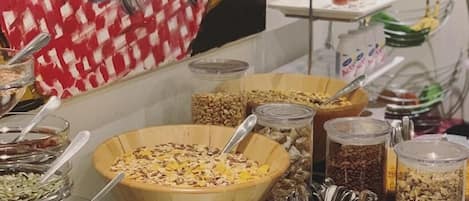 Petit déjeuner buffet (12.9 EUR par personne)