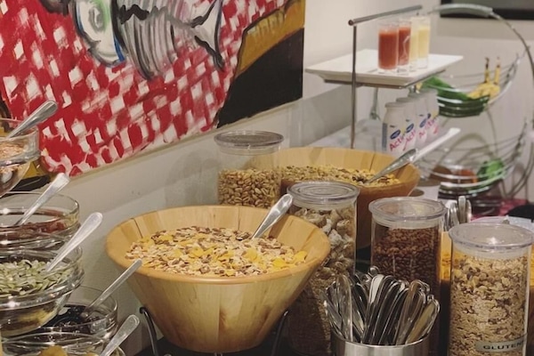 Sarapan prasmanan setiap hari (EUR 12.9 per orang)