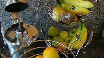 Tägliches Frühstücksbuffet (12.9 EUR pro Person)