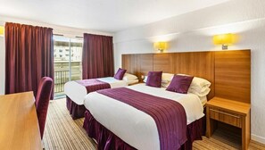 Standard-Dreibettzimmer, Mehrere Betten, Nichtraucher | Individuell dekoriert, individuell eingerichtet, Schreibtisch