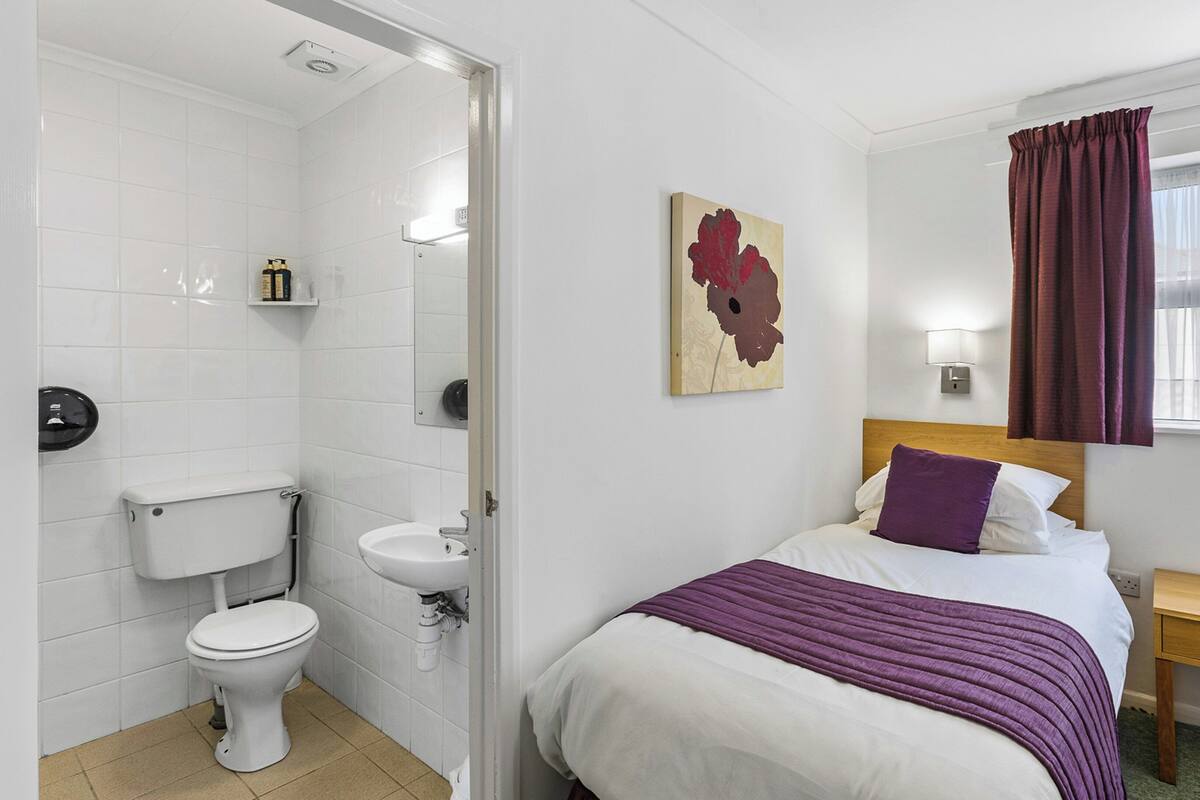 Standard Room, 1 Single Bed, Non Smoking | Individually decorated, individually furnished, desk, laptop workspace