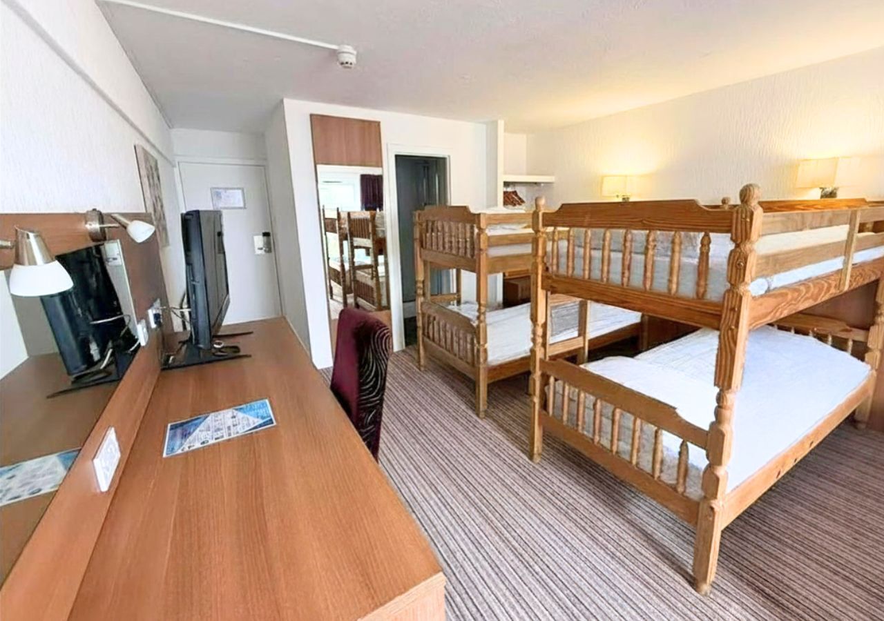 Standard-Vierbettzimmer | Individuell dekoriert, individuell eingerichtet, Schreibtisch