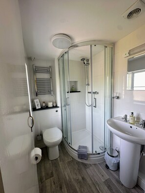 Comfort Double Room, Ensuite, Partial Sea View | Bathroom - Sinai House (Lynton)