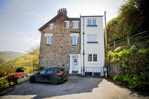 Property entrance - Sinai House (Lynton)