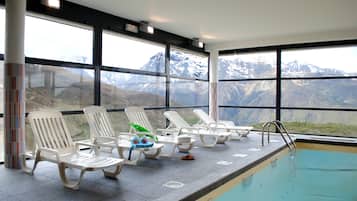 Piscine couverte, accÚs possible de 10 h 00 à 19 h 00, chaises longues