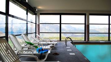 Piscine couverte, accÚs possible de 10 h 00 à 19 h 00, chaises longues