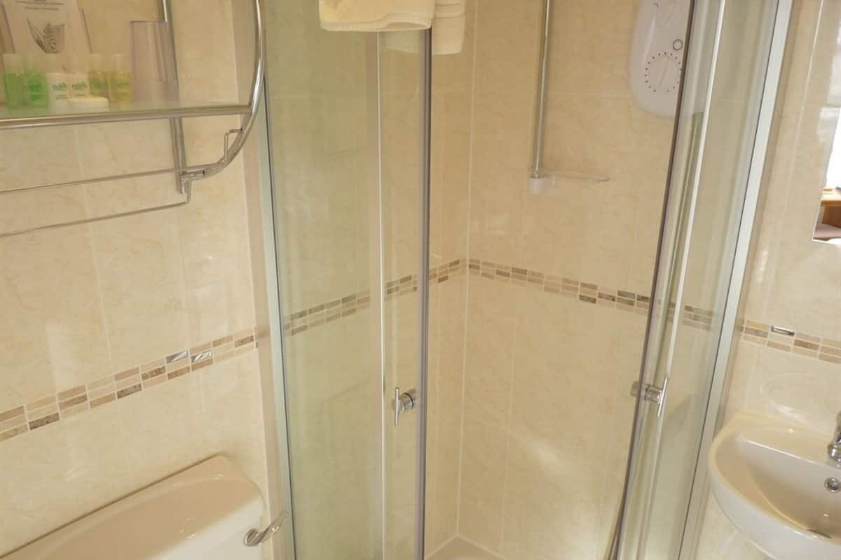 Basic-Doppelzimmer, mit Bad | Badezimmer