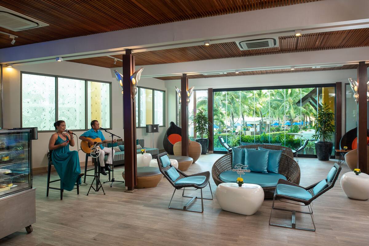 3 bars/lounges, poolside bar