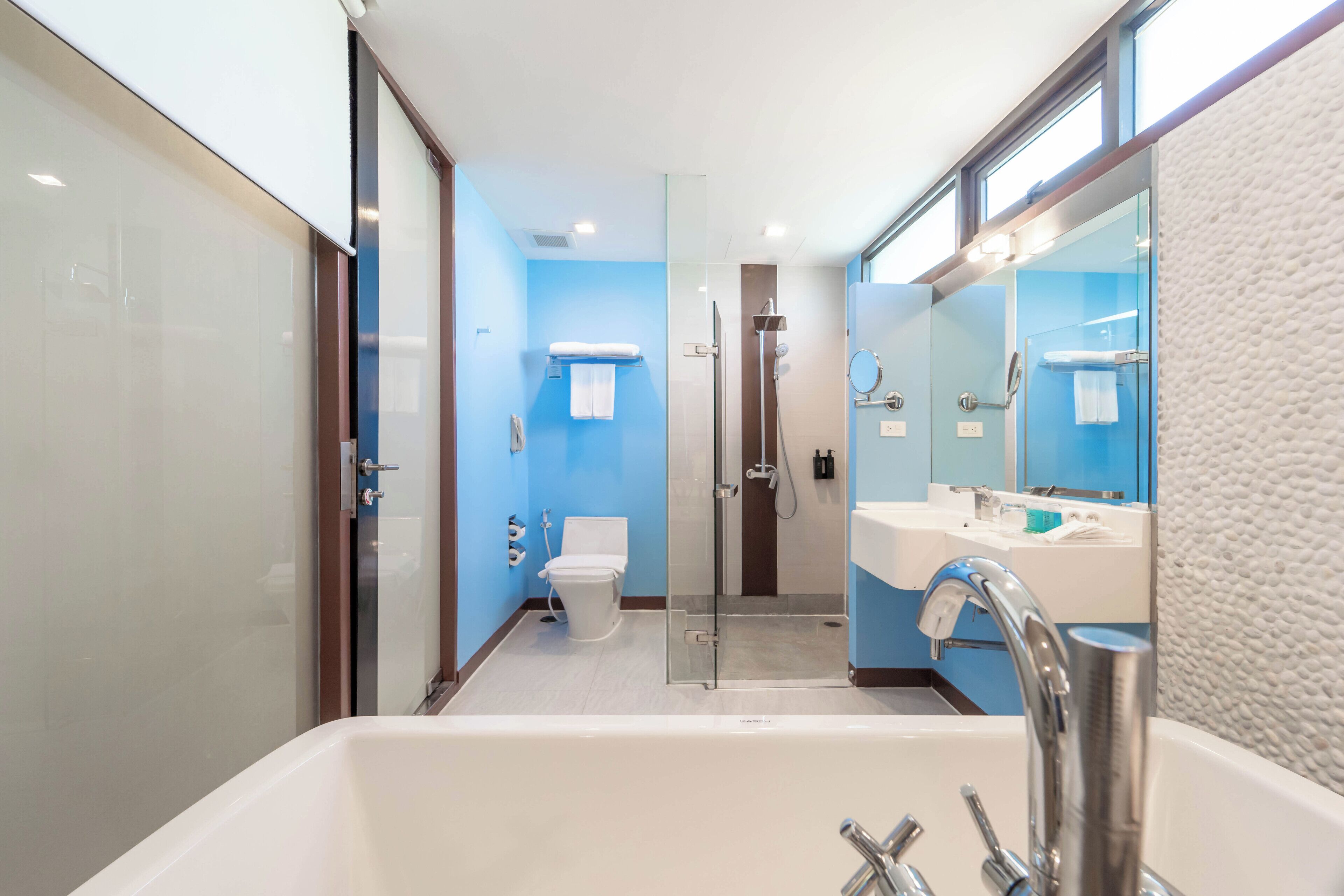 family suite, 2 bedrooms, 2 bathrooms | bathroom | free toiletries, hair dryer, bathrobes, slippers