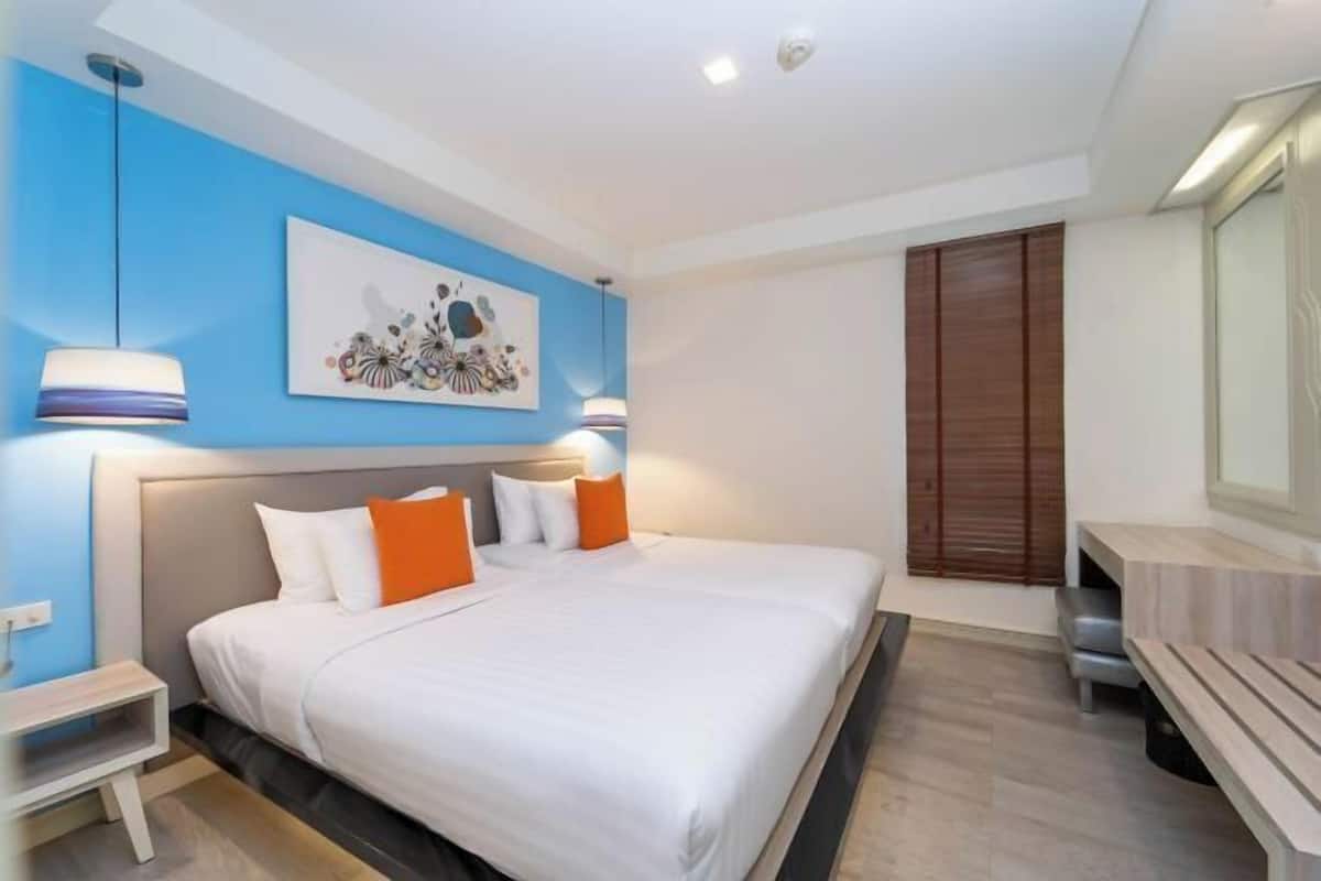 2 bedrooms, in-room safe, desk, blackout drapes
