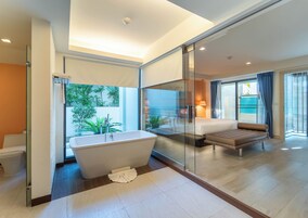 Pool Villa Beachfront | Bathroom | Free toiletries, hair dryer, bathrobes, slippers
