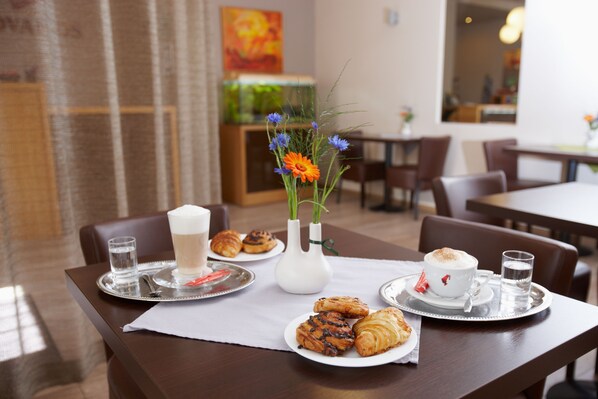 Ilmainen päivittäinen mannermainen aamiainen