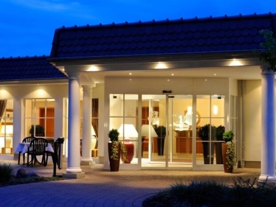 Voorkant accommodatie - avond/nacht