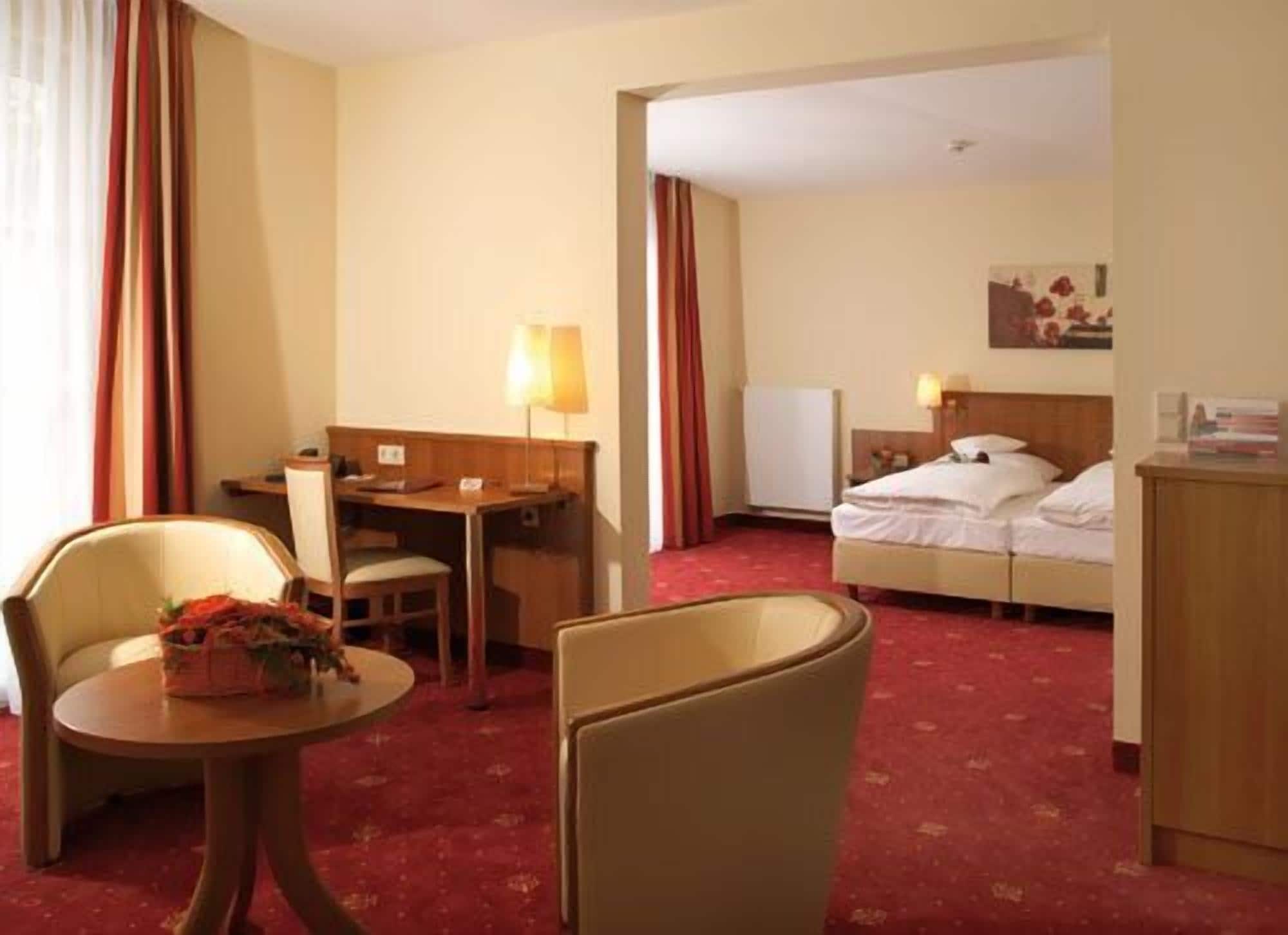 standard suite, 1 double bed | living room | flat-screen tv