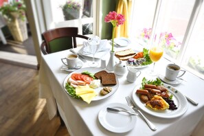 Buffet déjeuner gratuit tous les jours