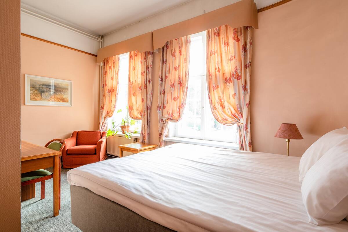 Standard Double or Twin Room | Meja, ruang kerja komputer riba, Wi-fi percuma, cadar katil 