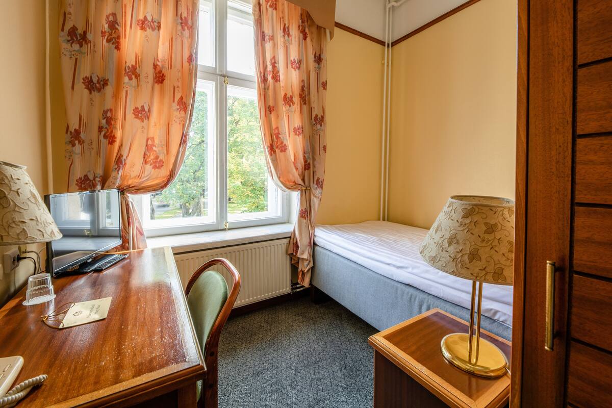 Standard Single Room, City View | Meja, ruang kerja komputer riba, Wi-fi percuma, cadar katil 