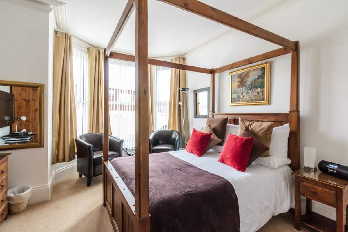 クラシック ダブルルーム (Four Poster) | WiFi (無料)、客室ごとに異なる装飾、ベッドシーツ