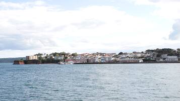 Un pueblo costero con edificios a lo largo del paseo marítimo.