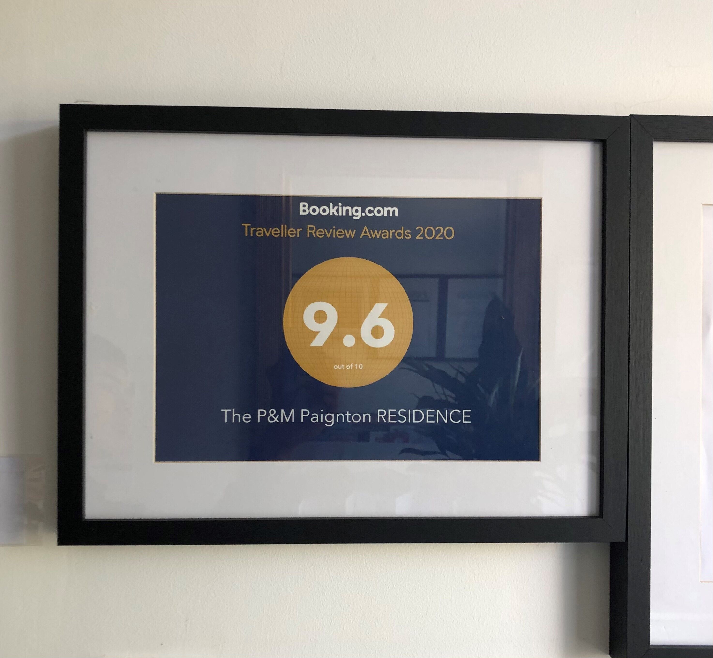 Un certificado de premio enmarcado para The P&M Paighton Residence, con una calificación de 9.6 sobre 10 de los Booking.com Traveller Review Awards 2020.
