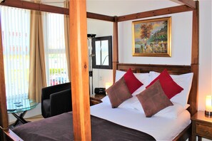 Classic Double Room (Four Poster) | Individually decorated, free WiFi, bed sheets - The P&M Paignton RESIDENCE (Paignton)