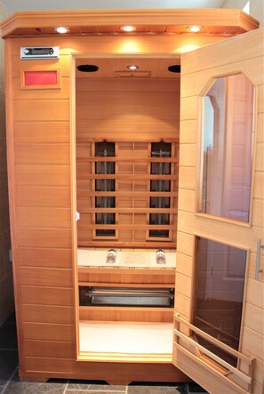 Deluxe Room, Sauna | Bathroom | Shower, free toiletries, hair dryer, towels - The P&M Paignton RESIDENCE (Paignton)