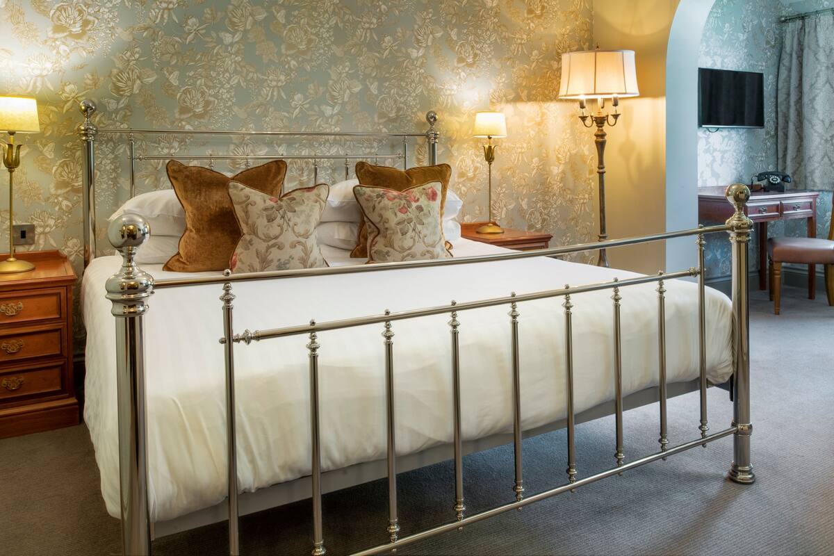 superior double room | 1 bedroom, laptop workspace, blackout curtains, iron/ironing board