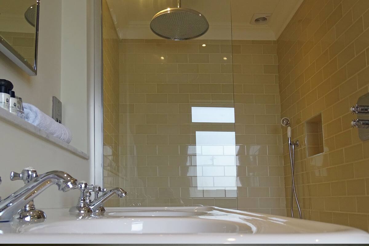 penventon suite | bathroom | free toiletries, hair dryer, towels