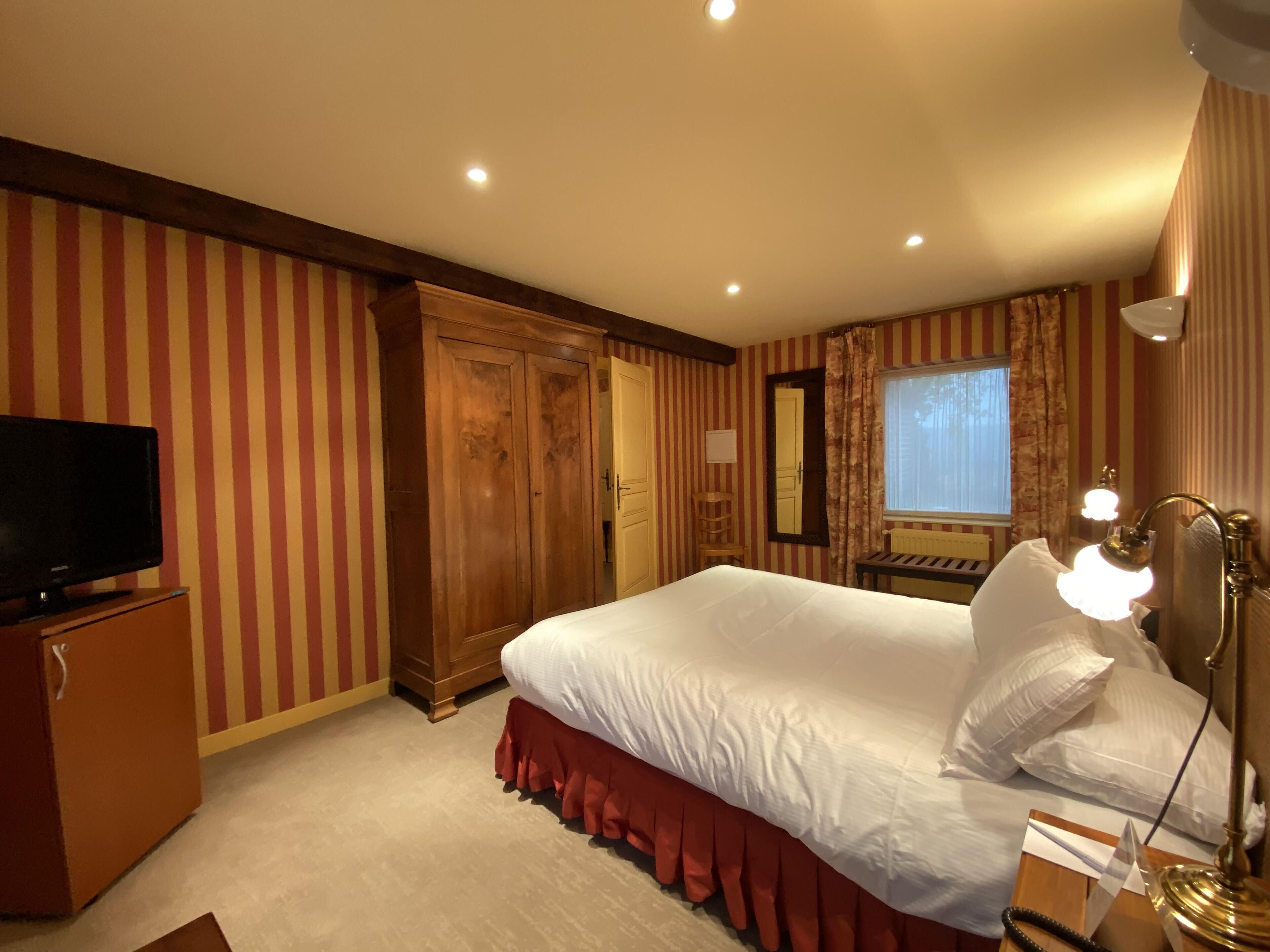 junior suite, 1 queen bed, non smoking | premium bedding, minibar, in-room safe, individually furnished