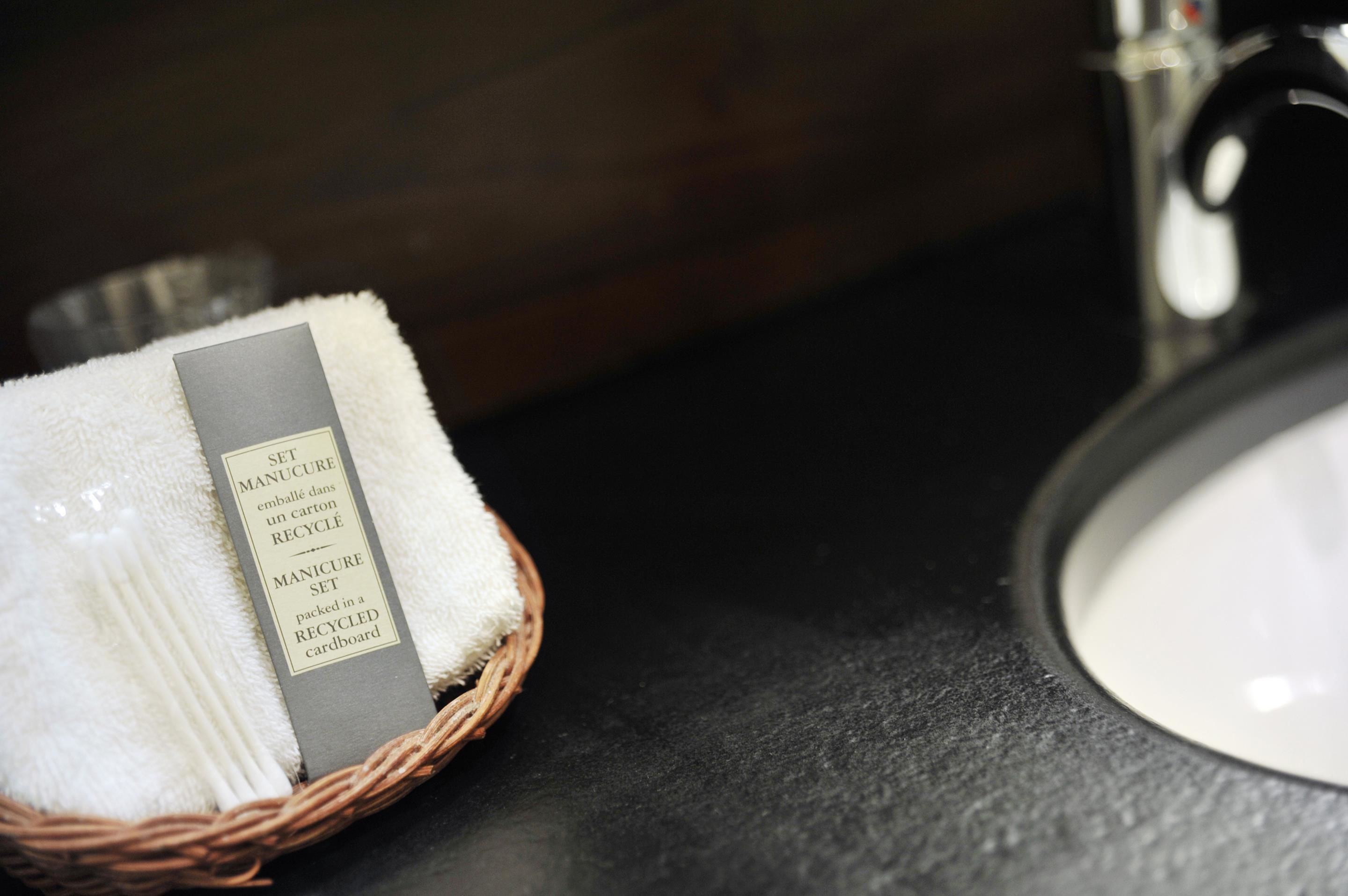 comfort room, 2 single beds, non smoking | bathroom | free toiletries, hair dryer, towels