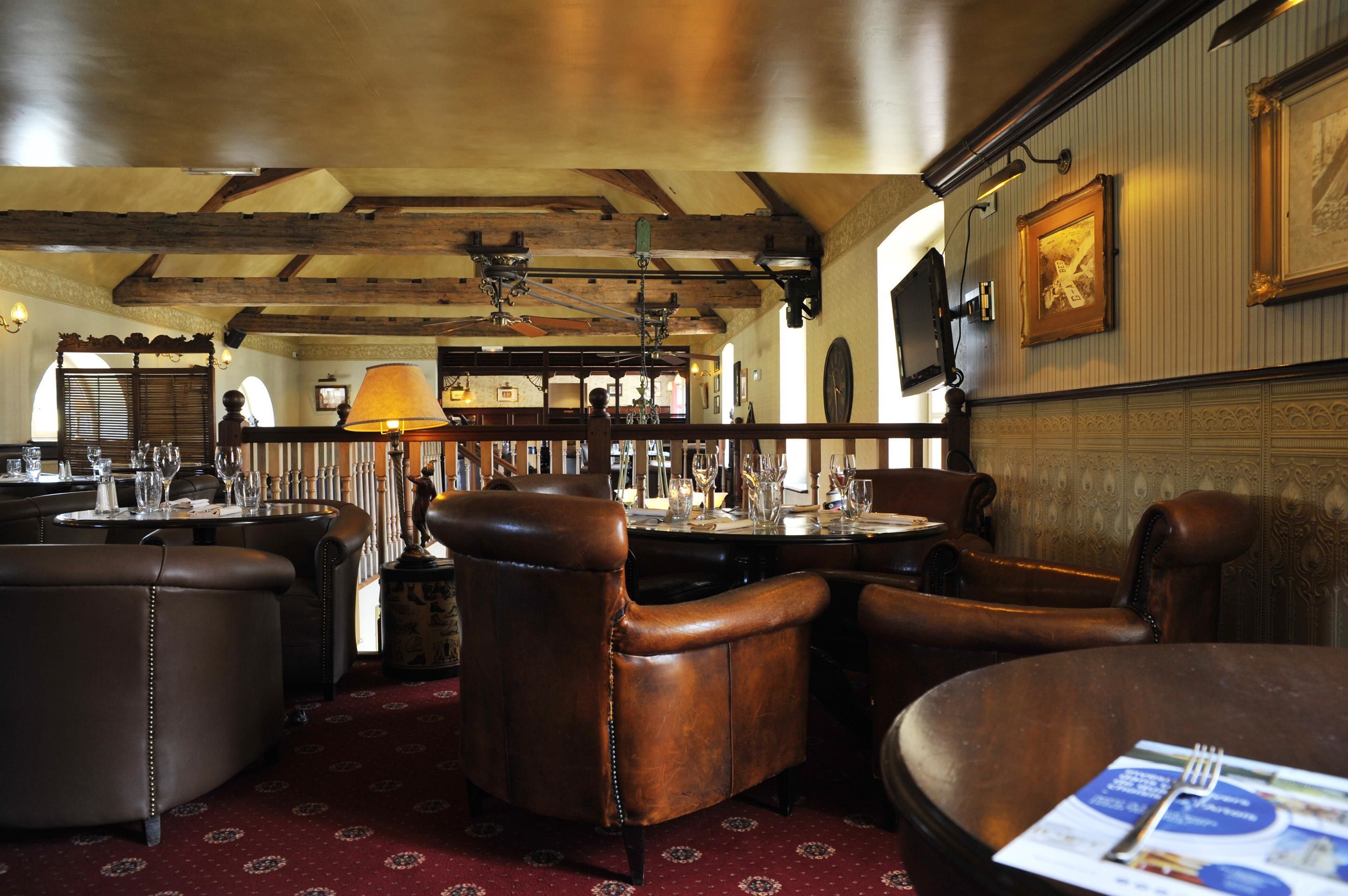 3 restaurants, lunch served