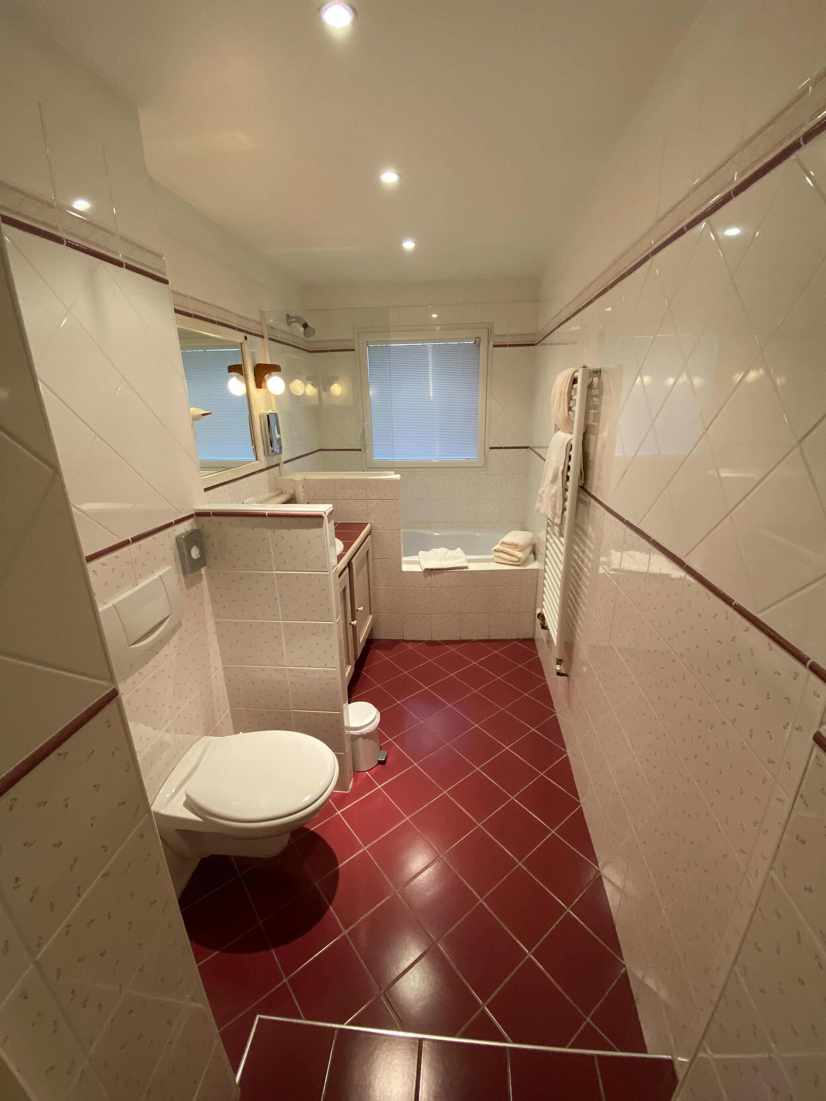 Un baño con inodoro, lavamanos y bañera.