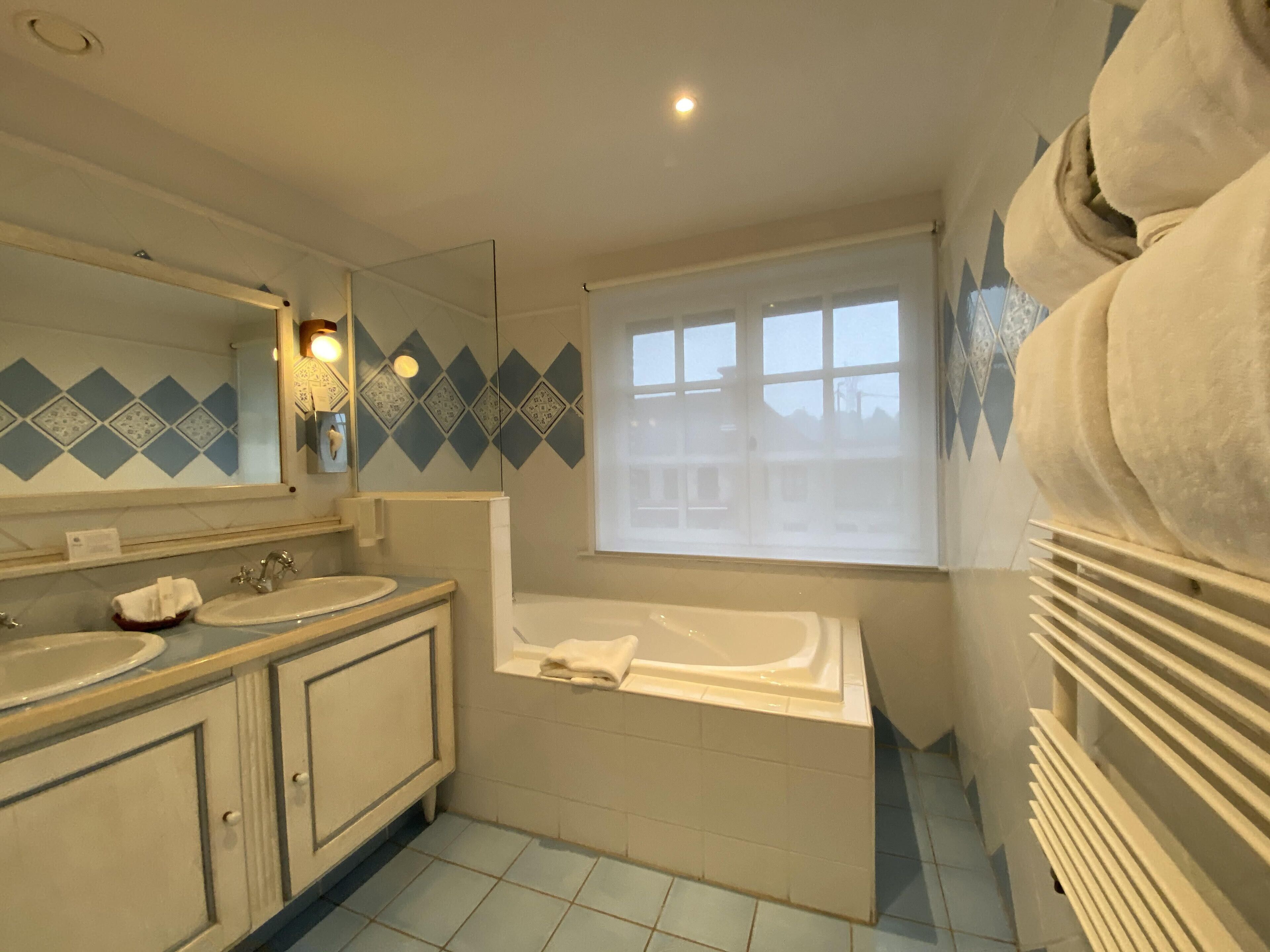 standard apartment, 2 single beds, non smoking | bathroom | free toiletries, hair dryer, towels