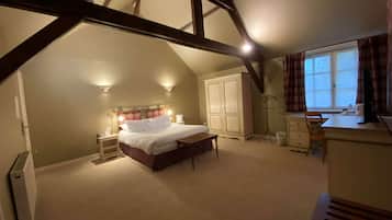 Exclusive Room, 1 Queen Bed, Non Smoking | Premium bedding, minibar, in-room safe, individually furnished